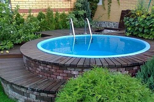 piscina en la cabaña de verano