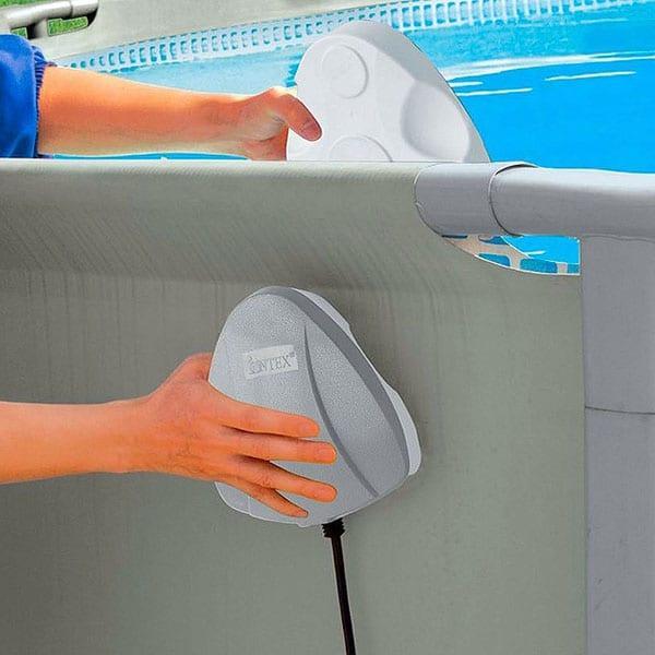 installation d'éclairage dans une piscine à cadre