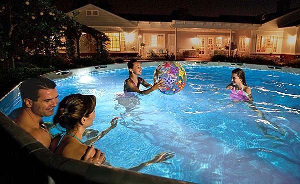 piscine illuminée le soir