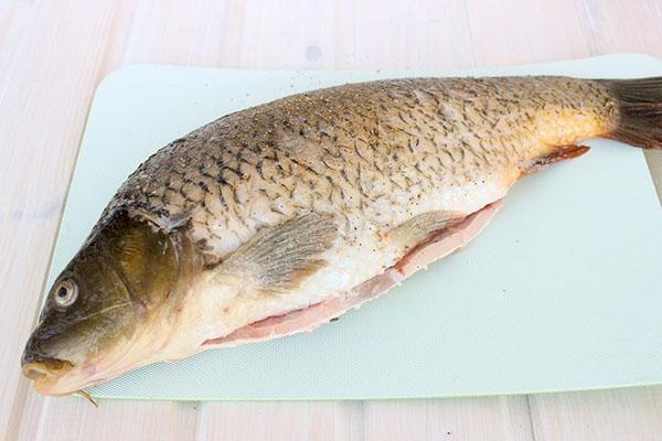 préparer une carcasse de poisson