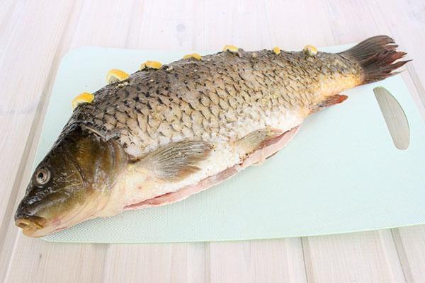 rellenar con rodajas de limón