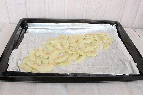 mettre les pommes sur une plaque à pâtisserie