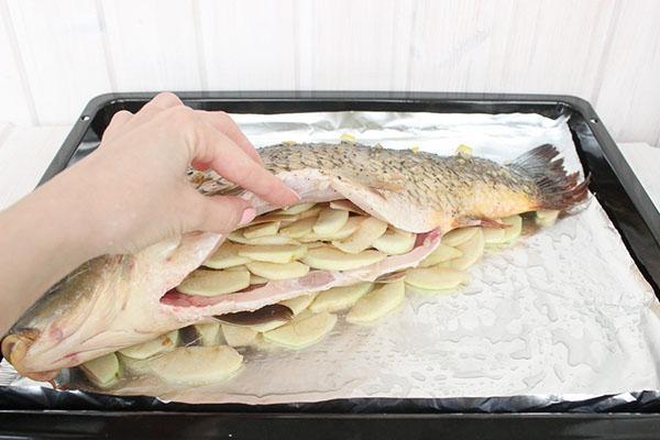 mettre des pommes dans le poisson