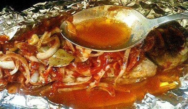 vierte la salsa sobre el pescado