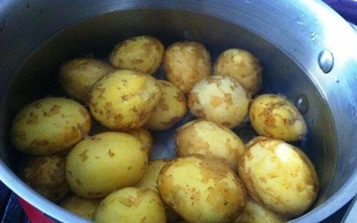 lavar y pelar las patatas