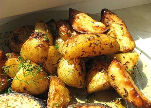 patatas rústicas en una olla de cocción lenta