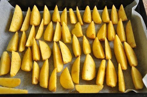 Extienda las papas en una bandeja para hornear y hornee
