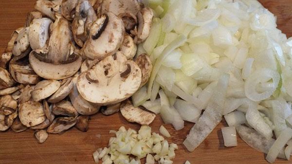 hacher les champignons et les oignons