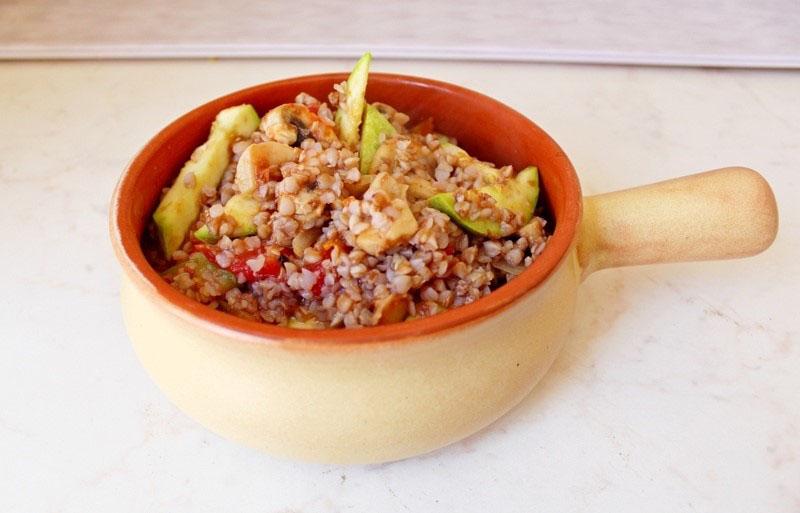 trigo sarraceno con calabacín en una olla de cocción lenta