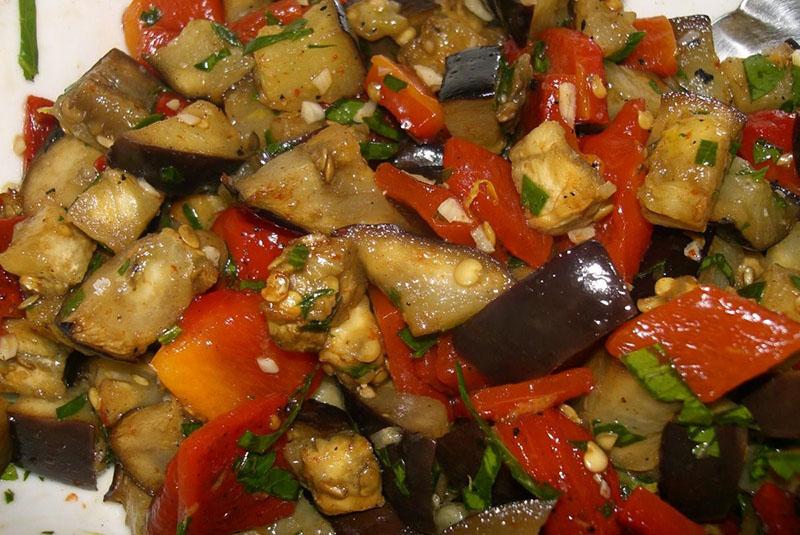 guisar verduras en una olla de cocción lenta