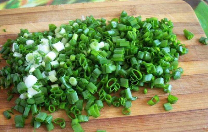 picar la cebolla verde