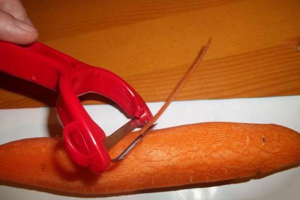éplucher et hacher les carottes