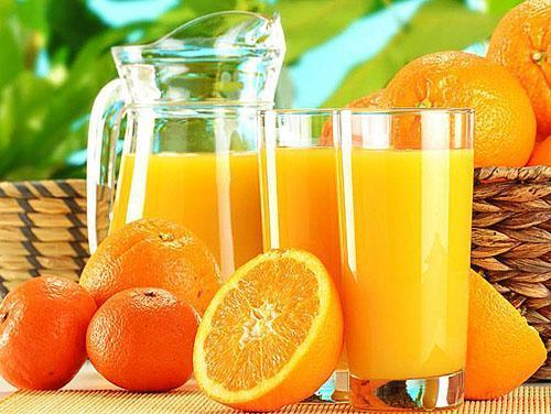 Jus d'orange fraîchement pressé une protection fiable contre le rhume