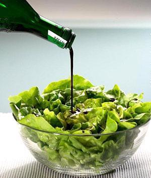 Assaisonner la salade avec de l'huile de citrouille lui donne un goût plein