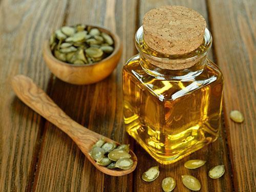Al consumir aceite de semilla de calabaza, debe observar la dosis