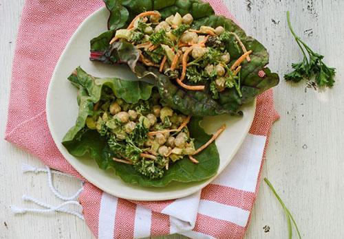 L'un des plats avec des fanes de betteraves