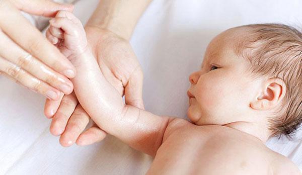 massage pour bébé à l'huile de pêche