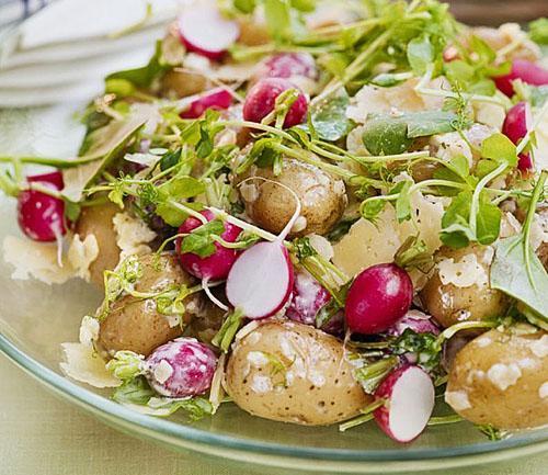 Les salades utilisent non seulement un légume-racine juteux, mais aussi des feuilles de radis