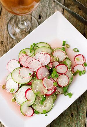 Salade de radis, concombre et oignons