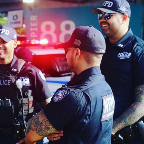 Foto: InstagramZu den Klägern gehörten Officer Daniel Medici, der ein Irakkriegsveteran ist und Flügel und ein Heiligenschein-Tattoo als Gedenkstück an seine gefallenen Kameraden trägt, und die Offiziere John Kukielka und Dennis Leet, die jeweils St. Michael-Tattoos tragen, der Patron Heiliger der Polizei. Die drei waren letzten Freitag (7 Langarmhemden in der Hitze des Sommers – war eine Verletzung ihrer Rechte.