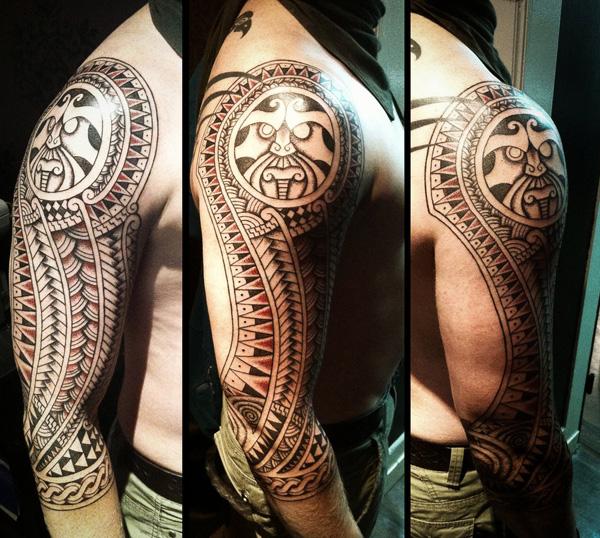 Sollte Arm Tattoo mit Tiki und Sonne für Männer