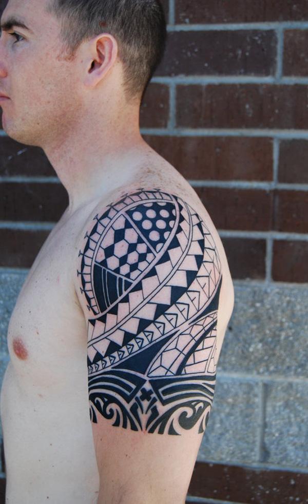 Halbes Oberarmtattoo mit Speerspitzen und Welle