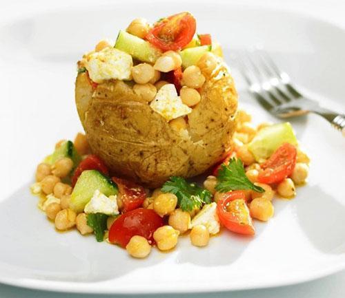 Pommes de terre au four avec des légumes