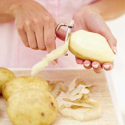 El jugo de papa cruda se usa para tratar el estómago.
