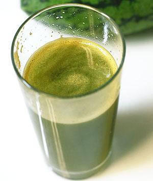 Jugo de cáscara de sandía saludable