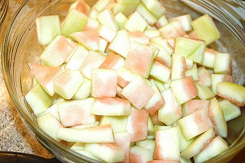 Avant utilisation, la peau de la pastèque est décollée de la partie supérieure peinte.