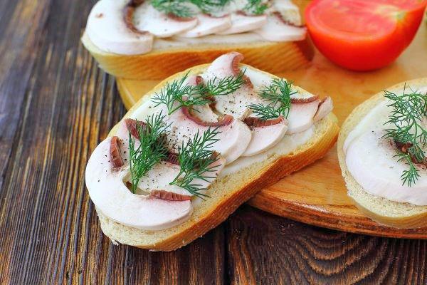 sándwich con champiñones crudos