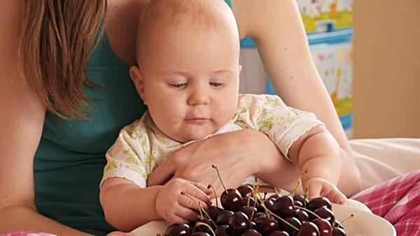 bebe comiendo cerezas