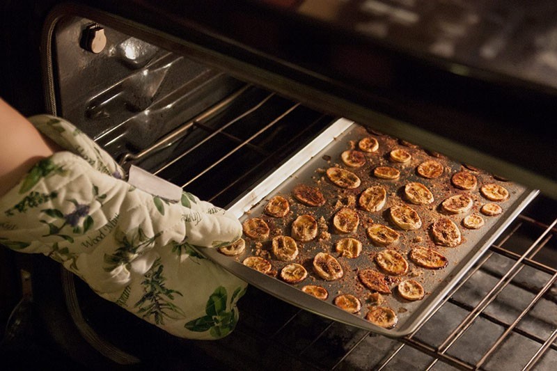 plátanos secos en el horno