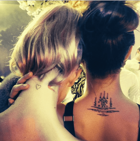 Poppy (links) mit ihrer Schwester Cara (rechts).