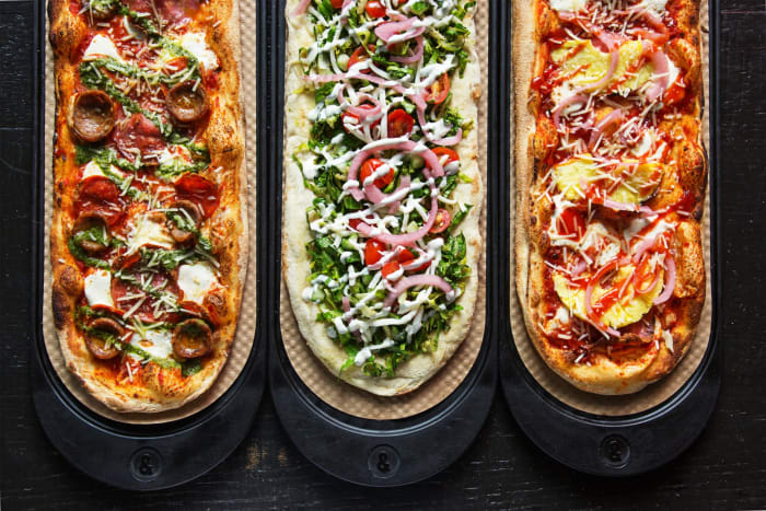 Foto: &pizza.„&pizza ist das, was wir ein Anti-Establishment-Establishment nennen“, sagte Michael Lastoria, Mitbegründer von &pizza, gegenüber Inked. „Unsere Pizzen sind insofern persönlich, als unsere Gäste an einem Fließband vorbeikommen und ihre eigenen Pizzen zusammenstellen und sie in etwa 90 Sekunden kochen. Es ist eine Art lustiger und flippiger Laden, der die Gemeinschaften widerspiegelt, denen wir dienen.“