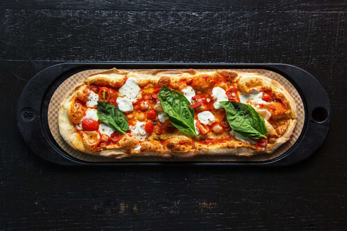 الصورة: & amp؛ pizza. في النهاية ، شق تقليد الحصول على وشم العطف طريقه إلى العملاء ، الذين بدأوا في إبداء الاهتمام بالتعبير عن إخلاصهم للبيتزا أيضًا. 