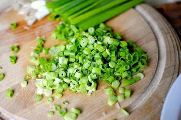 picar la cebolla verde