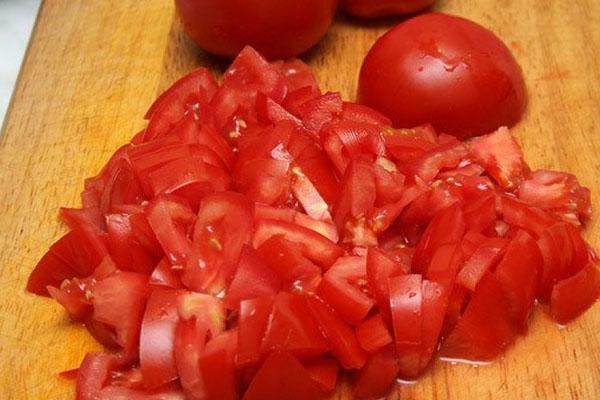 picar finamente los tomates