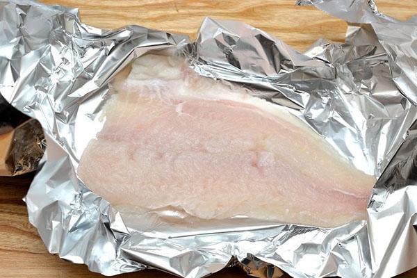 mettre le poisson sur du papier d'aluminium
