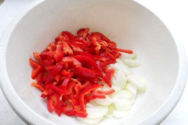 poivron et oignon en demi-rondelles