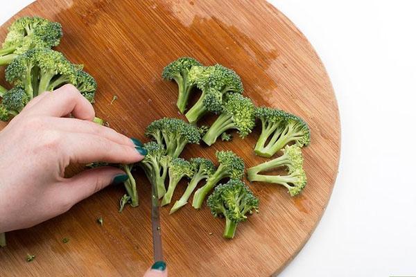 diviser le brocoli en inflorescences