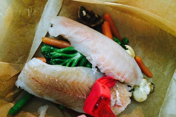 mettre les légumes puis le poisson sur une plaque à pâtisserie