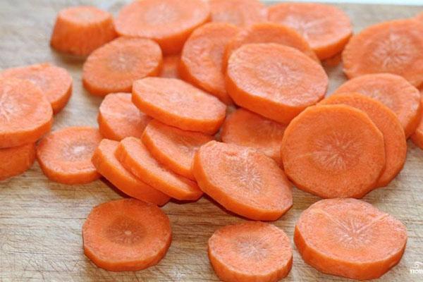 hacher et mijoter les carottes