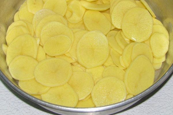 faire bouillir les pommes de terre jusqu'à ce qu'elles soient à moitié cuites