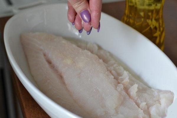 saupoudrer les filets de sel et de poivre