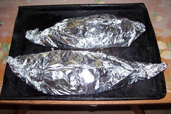 envuelva el pescado en papel de aluminio y hornee