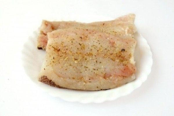 râper le filet avec les épices