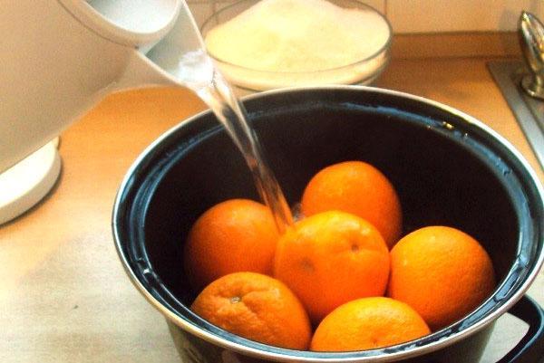 verser les oranges avec de l'eau bouillante
