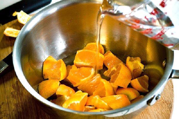 vierta jarabe de naranja