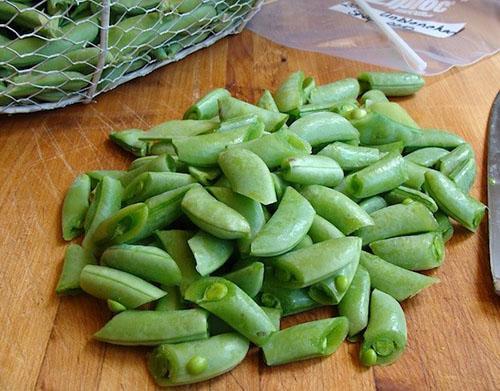 Preparación de guisantes jóvenes sin pelar para la conservación